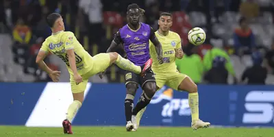 América pierde 1-0 al medio tiempo en un partido marcado por la polémica del VAR