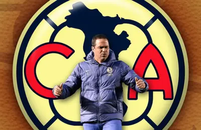 André Jardine agitando los brazos y detrás escudo del América/ Foto Peakpx y Michael H.