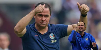 André Jardine aprobando en partido con América. Foto: Esto