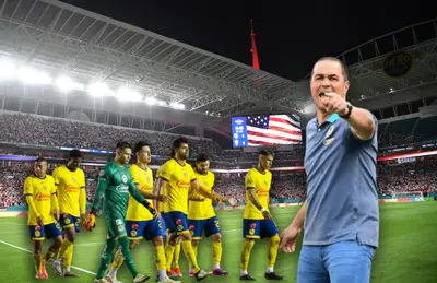 André Jardine apuntando y jugadores del América/Foto París 2024.