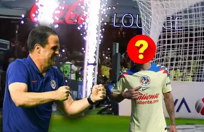 André Jardine celebrando y futbolista del América con el rostro tapado/ Foto Infobae.