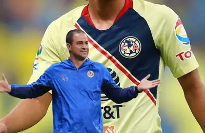 André Jardine con brazos abiertos y camiseta del América/Foto Infobae.