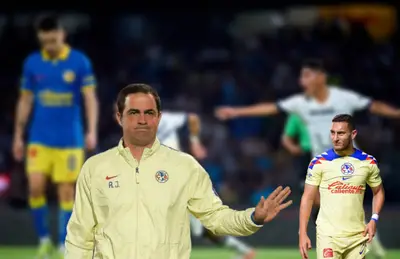 André Jardine con la mano levantada y Sebastián Cáceres a su lado/ Foto Pumas.