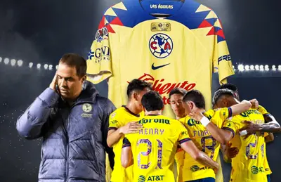 André Jardine con las manos en el rostro y jugadores abrazados/ Foto Club América.