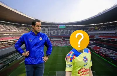 André Jardine con las manos en la cintura y a su lado un futbolista del América.