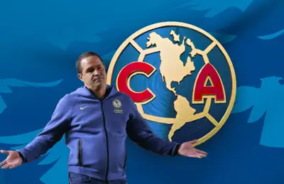 André Jardine con los brazos abiertos y escudo de las Águilas/Foto Club América.