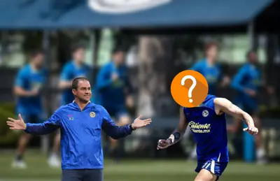 André Jardine de brazos abiertos y juagdor corriendo/ Foto América.