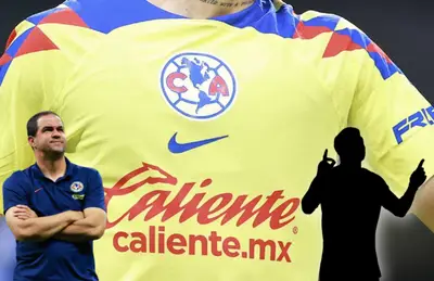 André Jardine de brazos cruzados sonriente, a su lado un futbolista/ Foto Club América.