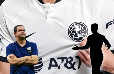 André Jardine de brazos cruzados y a su lado silueta de futbolista/ Foto América.