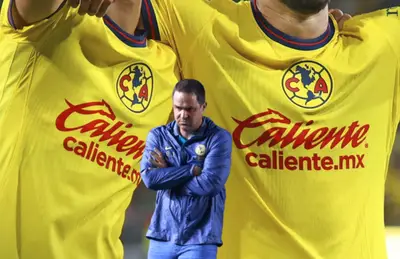 André Jardine de brazos cruzados y dos camisetas del América/Foto Henry Martín.