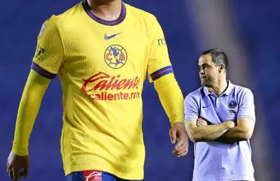 André Jardine de brazos cruzados y jugador del América/Foto 365scores México.