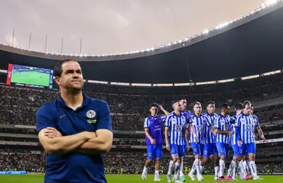 André Jardine de brazos cruzados y jugadores de Rayados de Monterrey/ Foto América.