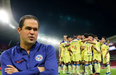 André Jardine de brazos cruzados y jugadores del América / Foto Fútbol Total.