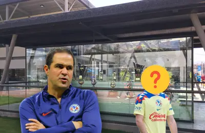 André Jardine desconcertado y futbolista de América con el rostro tapado/ Foto Club América.