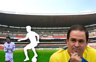 André Jardine en el Estadio Azteca viendo a un futbolista y Javairo Dilrosun a su lado.