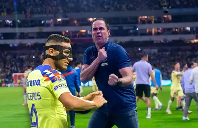 André Jardine festejando y Sebastián Cáceres/ Foto América y ya.