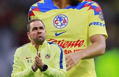 André Jardine frotando manos y camiseta del América/Foto Águilas Monumental.