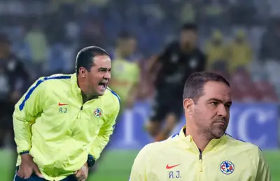 André Jardine gritando y a su lado con un rictus de mayor seriedad/ Foto Depor.