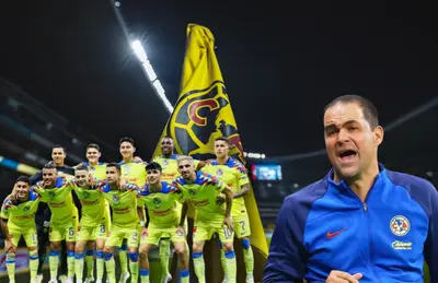 André Jardine gritando y junto a el 11 jugadores del América/ Foto Mexsport.