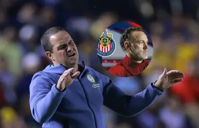 André Jardine haciengo gestos y Gabriel Milito/ Foto Fútbol Total.