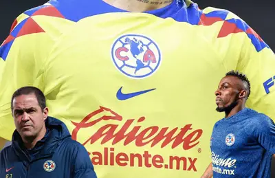 André Jardine junto a Julián Quiñones pensativo, jersey del América de fondo/ Foto Club América.