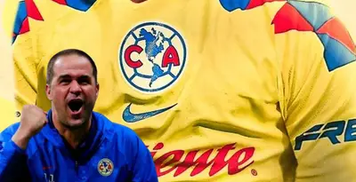 André Jardine junto a playera del América / FOTO FACEBOOK