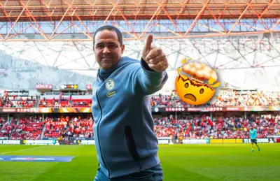 André Jardine levantando dedo y emoji a su lado/Foto El Universal.