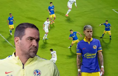 André Jardine observando a Cristian Calderón/ Foto Pumas.