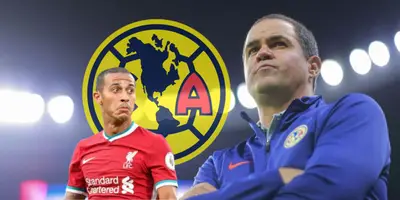 André Jardine observando un partido de Liga MX dirigiendo al América