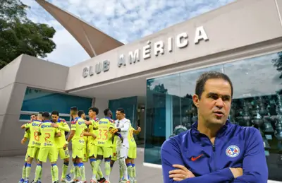 André Jardine pensativo de brazos cruzasos y futbolistas del América/ Foto Sports Illustrated.