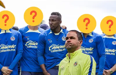 André Jardine pensativo y detrás, 5 jugadores del América/ Foto TUDN.