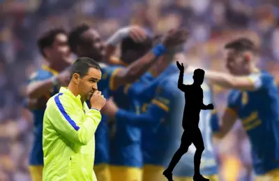 André Jardine pensativo y siluetad e futbolista despidiéndose/ Foto América.