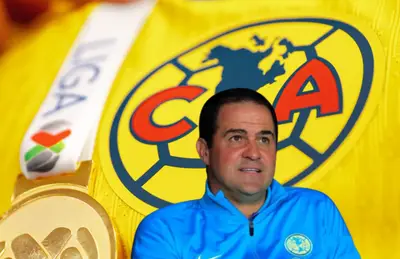 André Jardine preocupado y logo de las Águilas/Foto Club América.