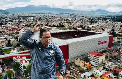 André Jardine reclamando y Estadio Nemesio Diez/Foto El Valle.
