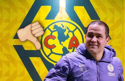 André Jardine riendo y emoji de dedo hacia abajo/Foto Club América.