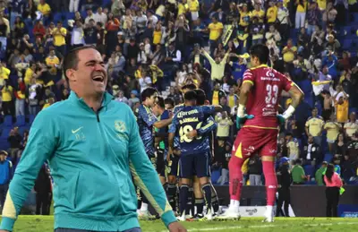 André Jardine riendo y jugadores en partido/ Foto Podium Deportes.