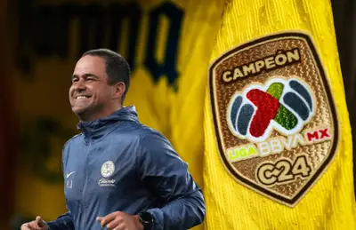 André Jardine riendo y parche de campeón/Foto Club América.