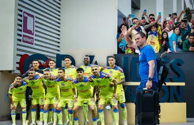 André Jardine saludando y futbolistas del América posando/ Foto América.