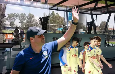 André Jardine saludando y jugadores del América/Foto Milenio.