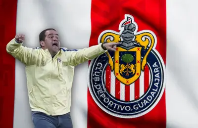 André Jardine señalando escudo de Chivas/Foto Sopitas.com