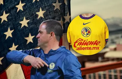 André Jardine señalando escudo e imagen recortada de jugador del América/Fondos Mil.