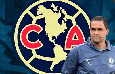 André Jardine y escudo de las Águilas/Foto Club América.