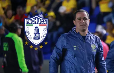 André Jardine y escudo del Pachuca/Foto Récord.