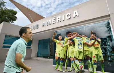 André Jardine y futbolistas del América celebrando/ Foto Sports Ilustrated.