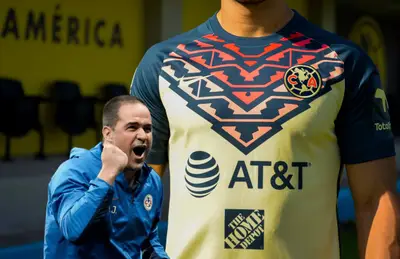 André Jardine y jersey de jugador/Foto Integradab.nu