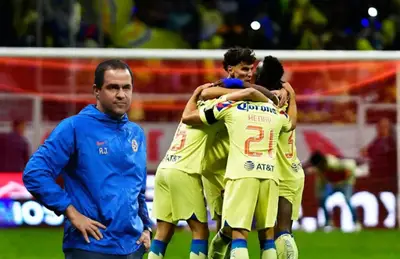 André Jardine y jugadores del América/Foto Soy Fútbol.