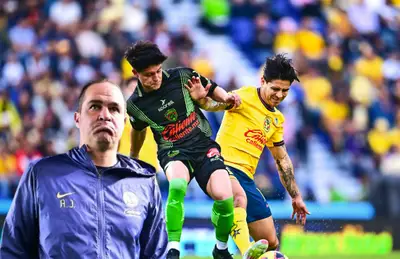 André Jardine y jugadores disputando balón/Foto Club América.