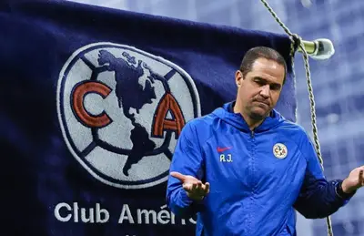André Jardine y logo de las Águilas/Foto Club América.