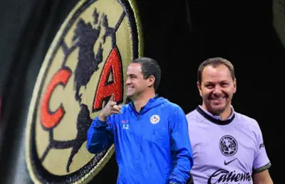 André Jardine y Santiago Baños sonriendo/Foto Imago 7.