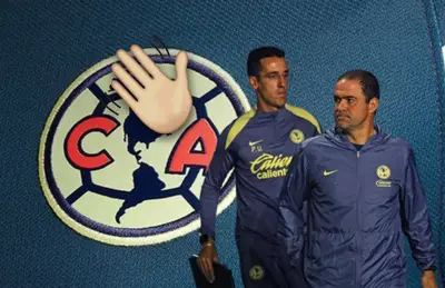 André Jardine y su auxiliar, emoji de mano agitando/Foto Soy Fútbol.